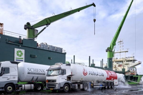 LNG truck-to-ship Bebunkerung im Elbehafen Brunsbüttel
