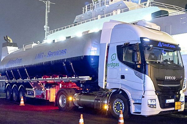 Betankung mit LNG im Elbehafen