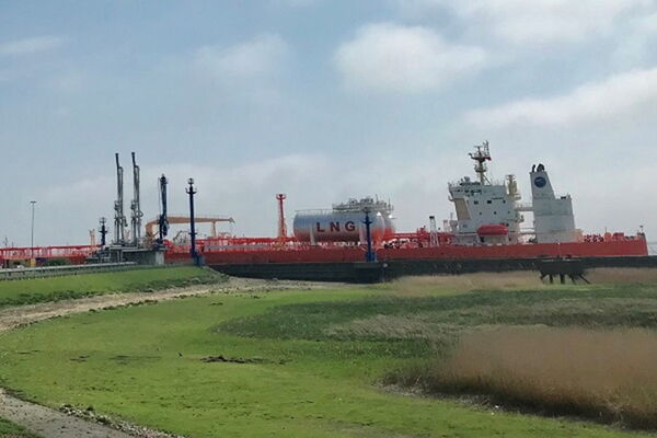 Ein mit LNG angetriebener Rohöltanker im Elbehafen Brunsbüttel